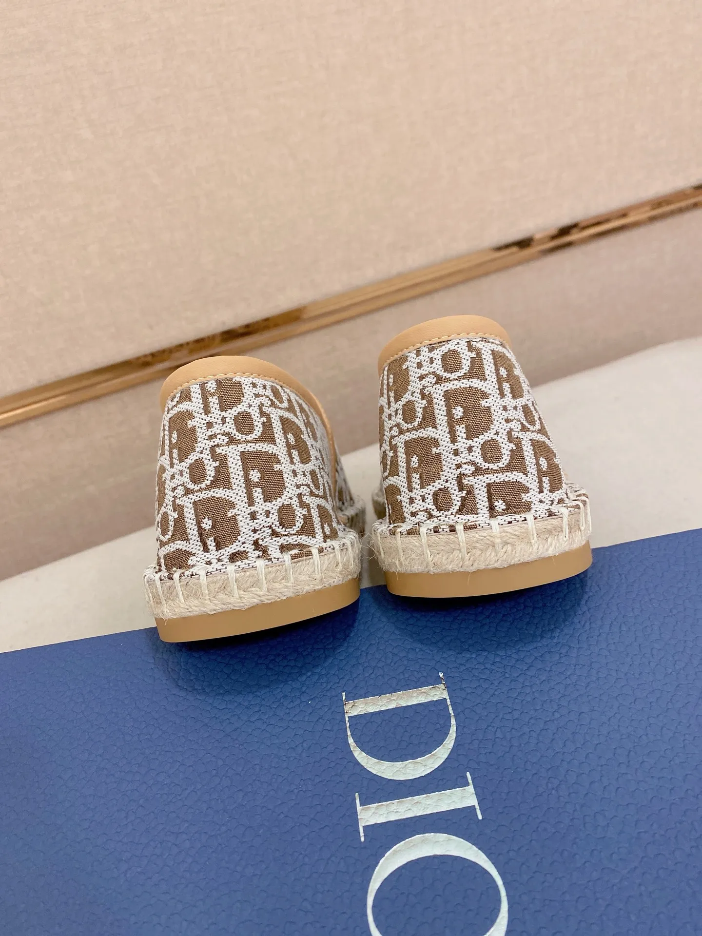Factory price: 400💰High quality [Dior·Dior] 💫Men's latest slip-on Loaf casual shoes ✔️The original version is available at the counter simultaneously. 1:1 replica🏍️Fabrics: Italian imported fabrics, pure hand-drawn threads, raw rubber breathable and non-slip outsole, lining breathable and comfortable lambskin, 100% comfortable density, original rubber outsole wear-resistant ✔️Code number: 38-44, you deserve it, (Note: 37, 45, 46 can be customized, non-refundable and non-exchangeable)